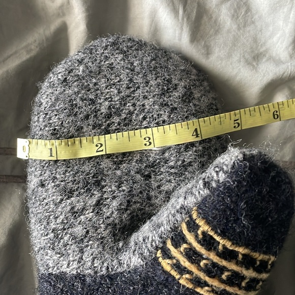 Bruins Mittens handmade made from Recycled materials - Picture 6 of 7